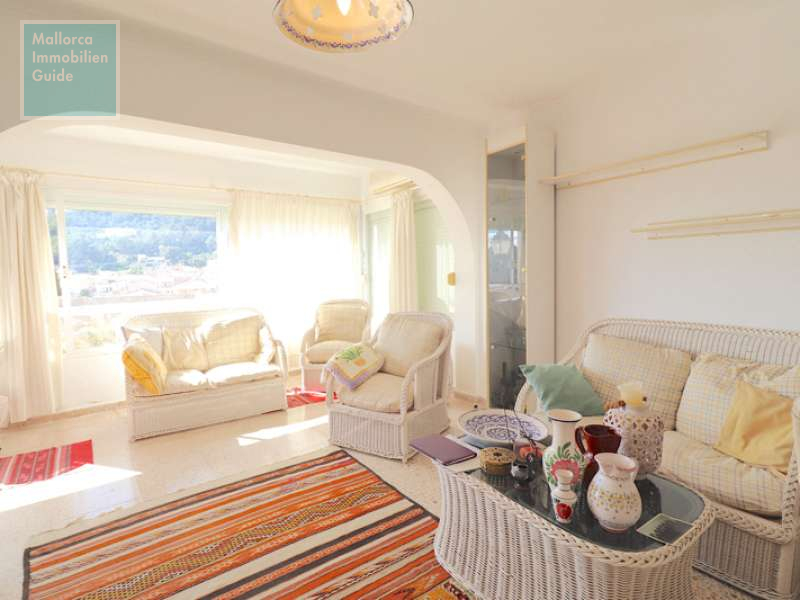 Helles Wohnzimmer mit grosser Fensterfront