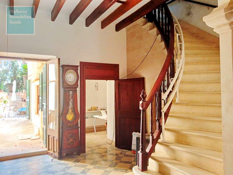 Treppe vor der Küche und dem Patio in das OG