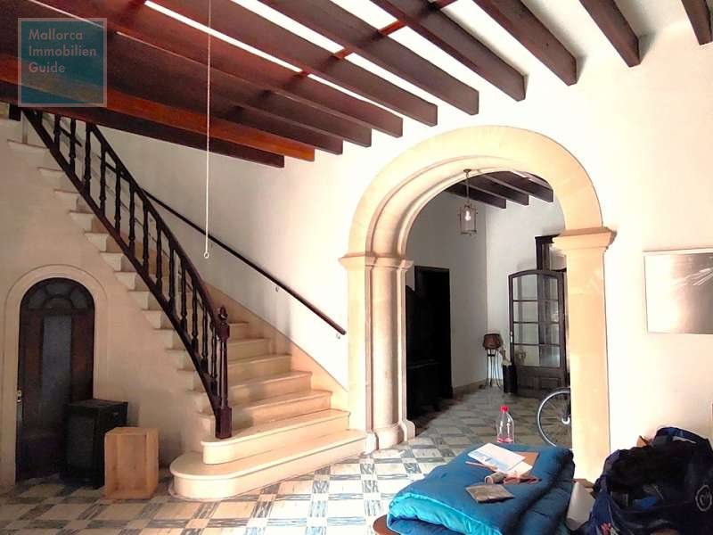 Salon im Eingangsbereich mit Treppe in das OG