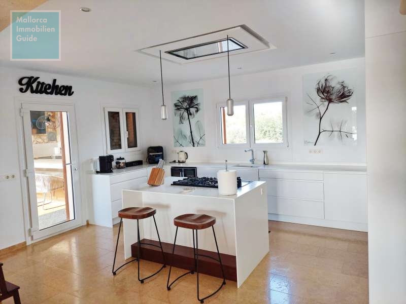 Helle und moderne Küche