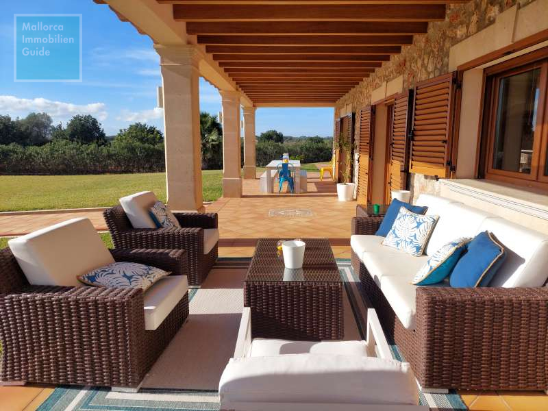 Überdachte Terrasse am Wohnzimmer