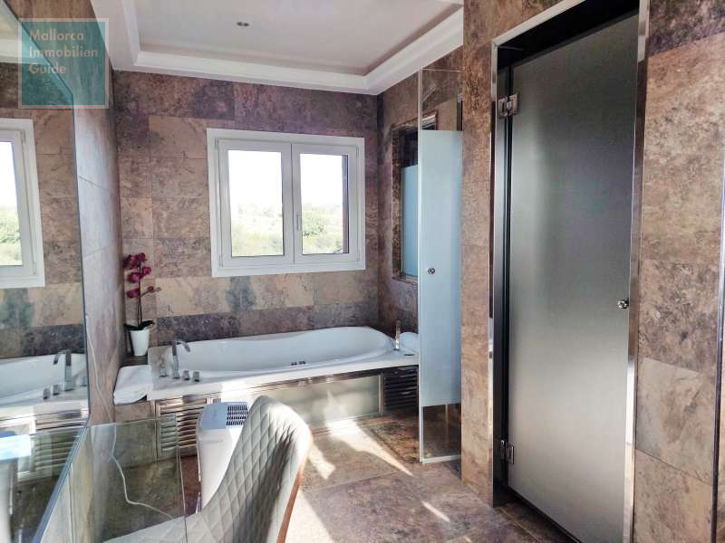 ...mit Bad und Sauna en Suite