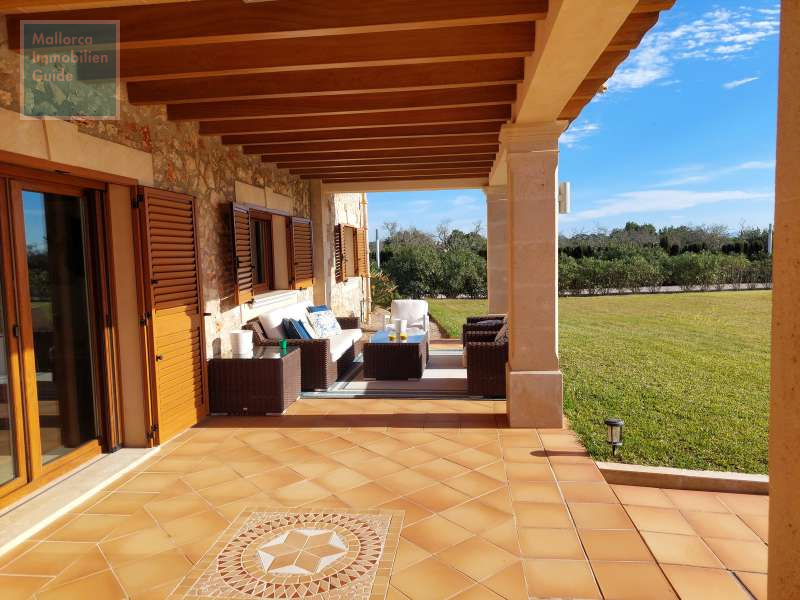 Überdachte Terrasse am Wohnzimmer