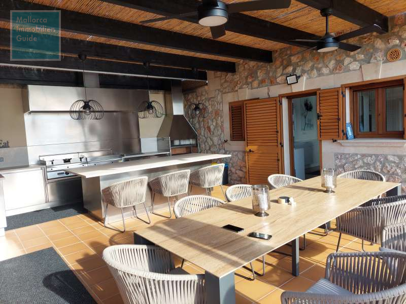 Aussenwohnbereich mit Sommerküche und BBQ