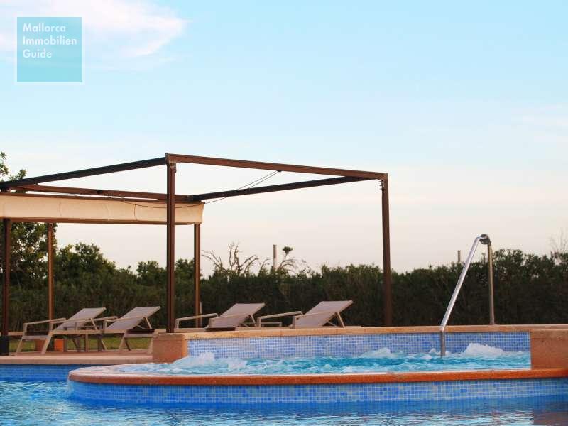 Poolbereich mit Jacuzzi und Markise