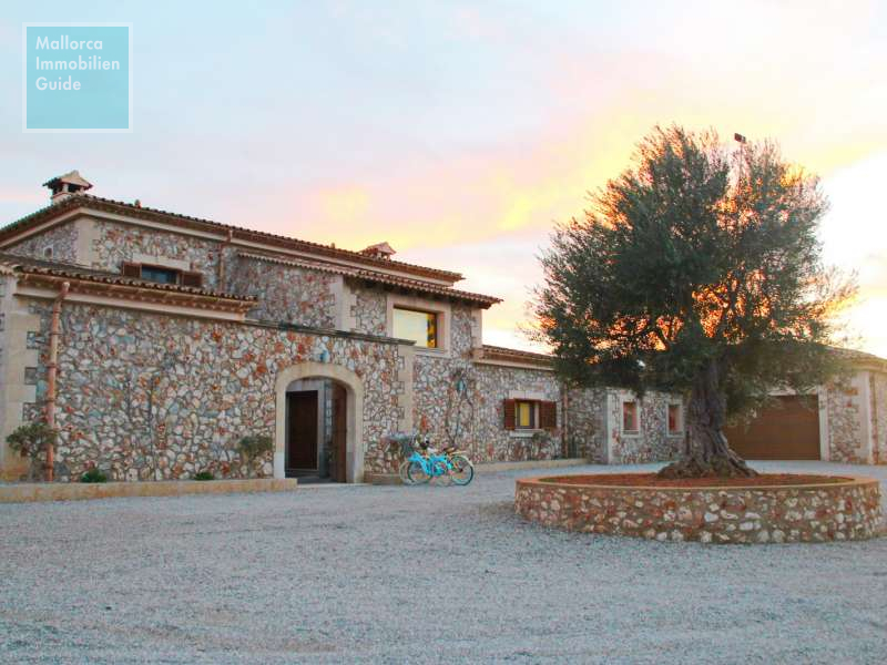 Vorderseite der Finca mit Innenhof und Garage