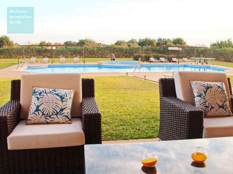 Terrasse und Poolbereich