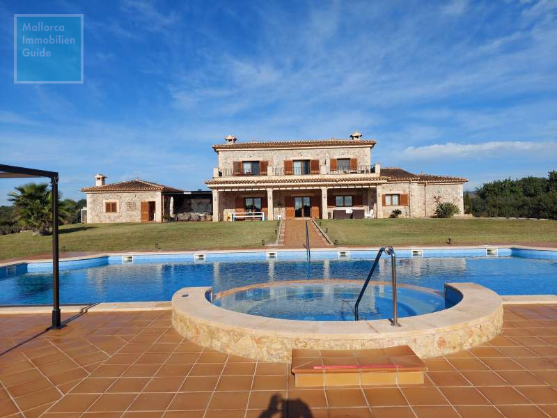 Blick auf den Pool und die Finca