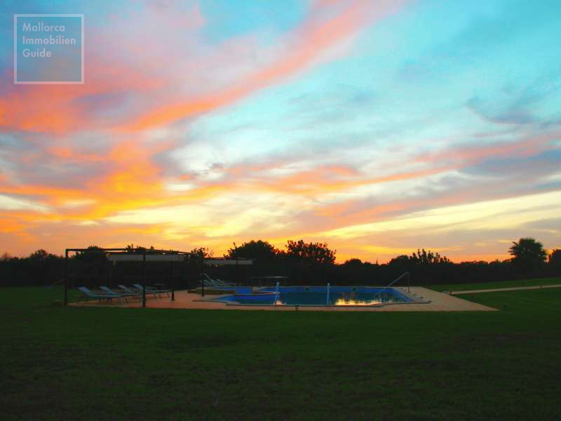 Abendstimmung am Pool