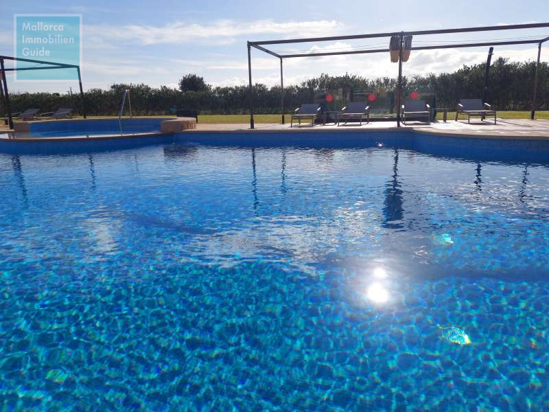 Gr0sser, 21 x 9 Meter Pool, mit Jacuzzi