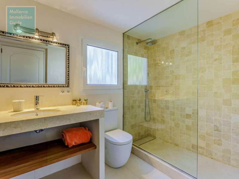 Badezimmer mit Dusche