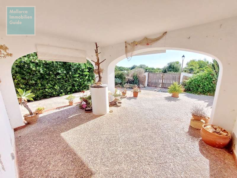 Grosse, überdachte Terrasse