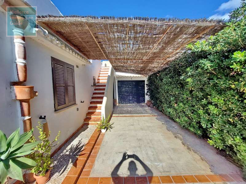 Blick auf den Carport und die Garage