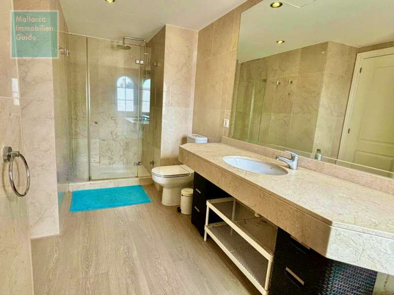 Badezimmer mit Dusche