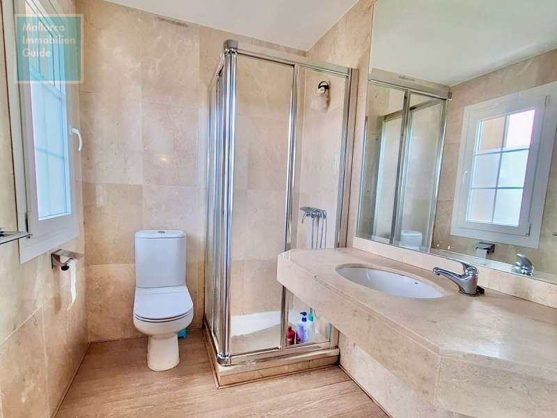 Weiteres Badezimmer mit Dusche