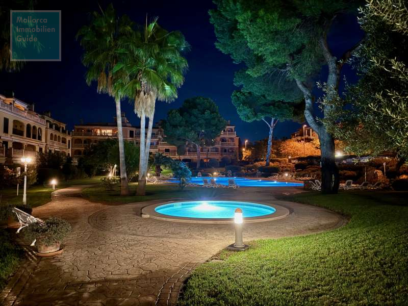 Poolbereich bei Nacht