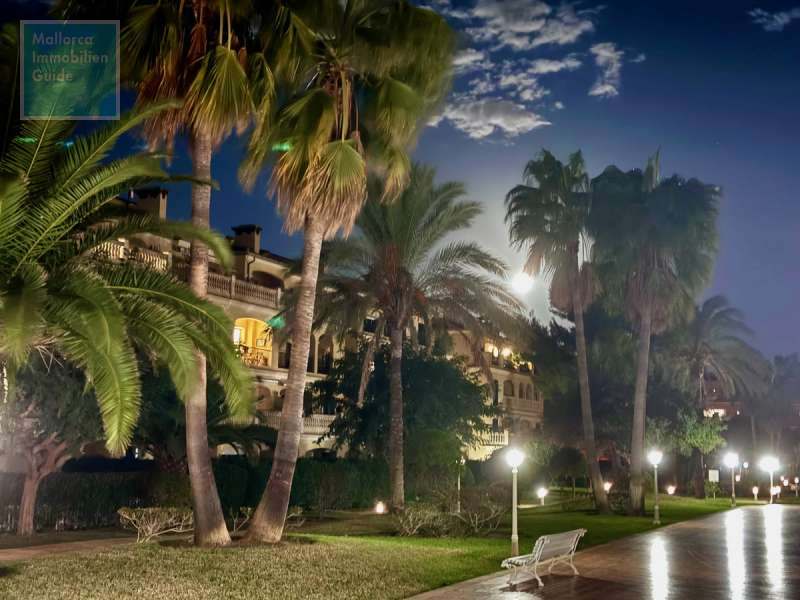 Die Wohnanlage bei Nacht