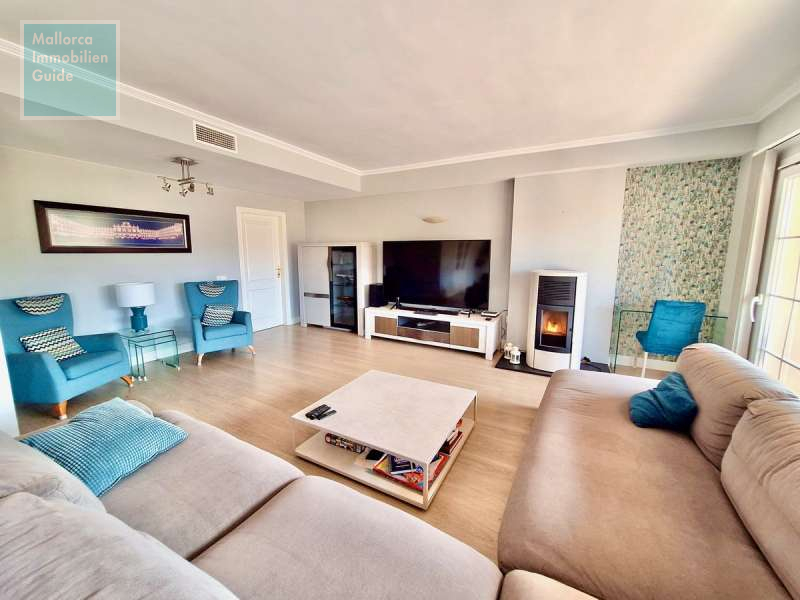 ...mit Kaminofen und Klimaanlage