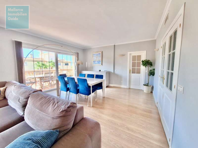 Essbereich mit Zugang zur Terrasse