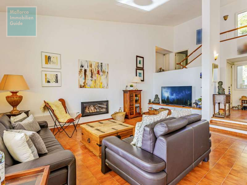 Offenes Wohnzimmer mit Kamin...