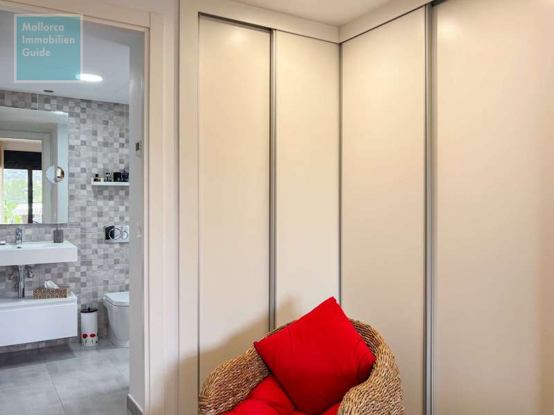 ...mit Einbauschränken und...