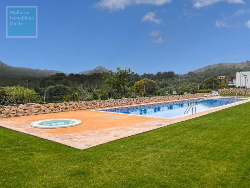 Gemeinschaftspool und Jacuzzi