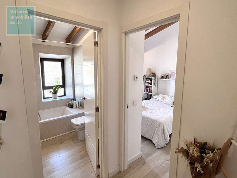 Blick auf des Badezimmer und eines der Schlafzimmer