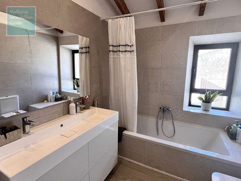 Modernes Badezimmer im Obergeschoss