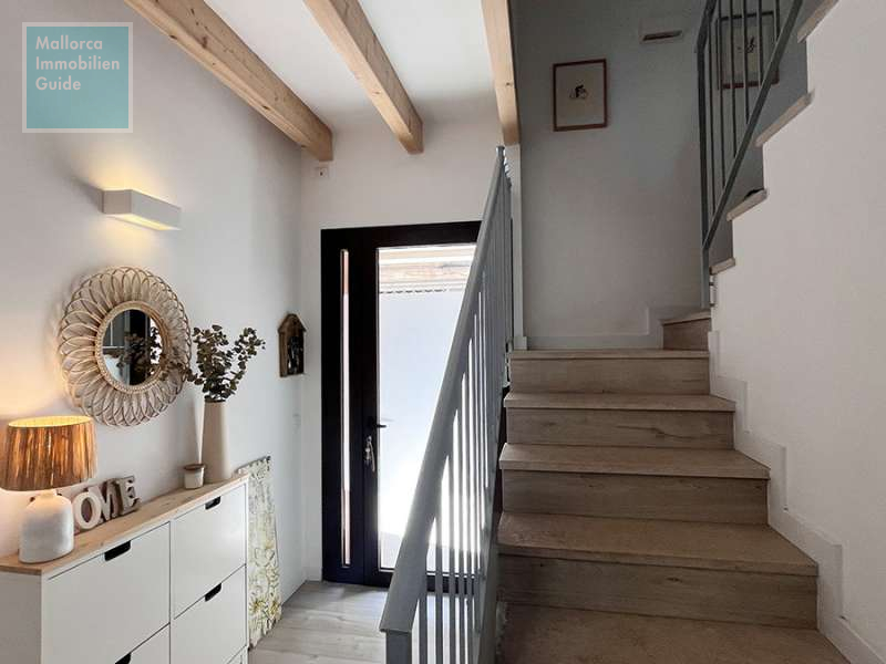 Eingangsbereich mit Treppenaufgang in das OG