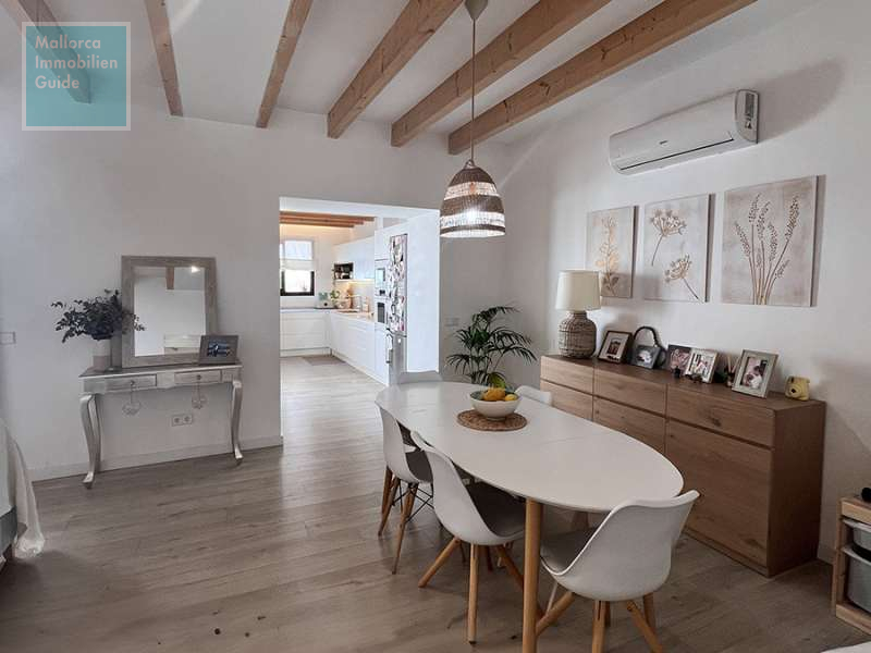 Essbereich im Wohnzimmer, Blickrichtung Küche