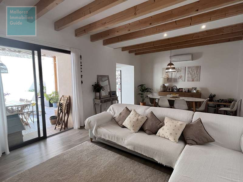 Wohnzimmer mit Zugang zum Patio und Pool