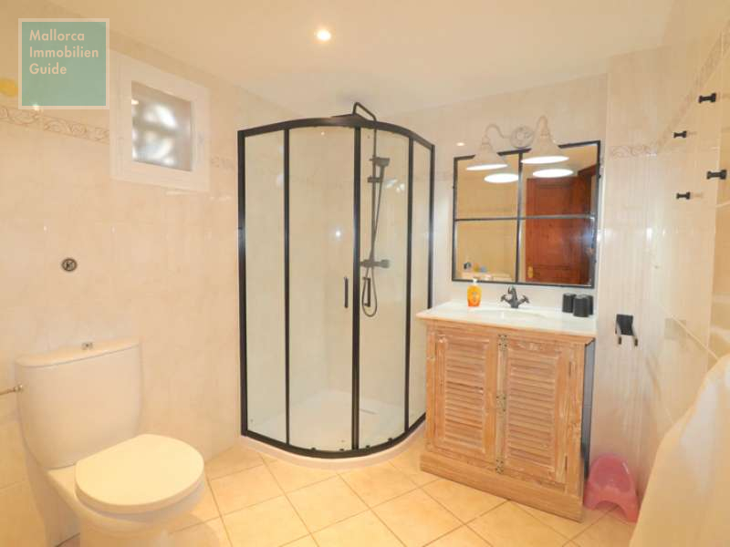 Badezimmer mit Dusche