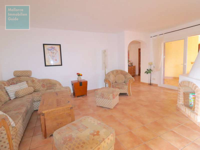 Wohnzimmer mit Kamin