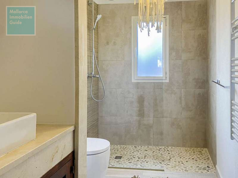 Badezimmer mit Dusche