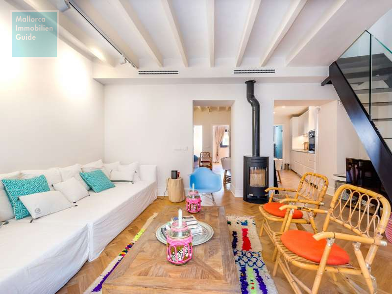 Wohnzimmer, Blickrichtung Küche und Schlafzimmer