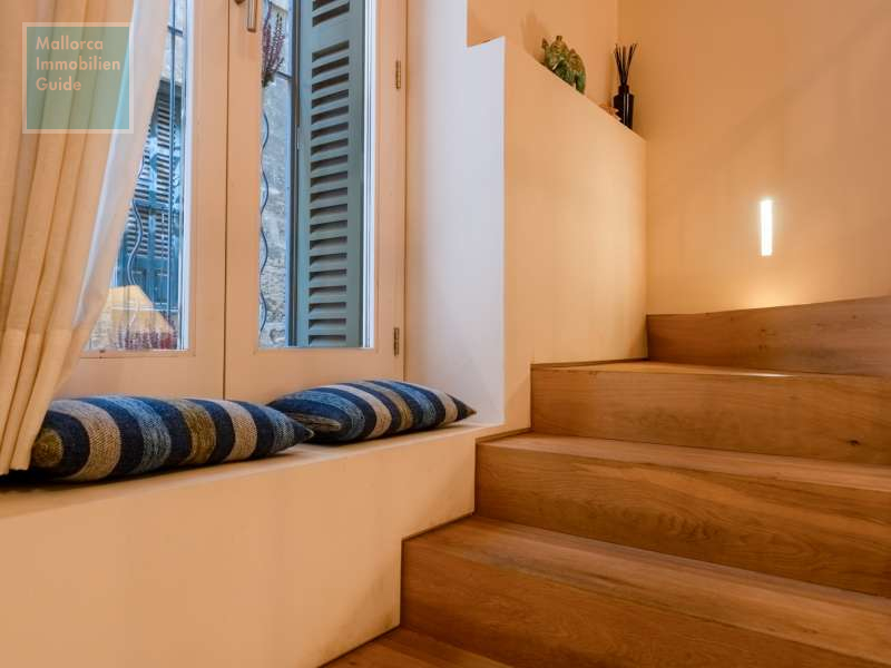 Halbe Treppe vom Wohnzimmer zur Küche und dem Essbereich