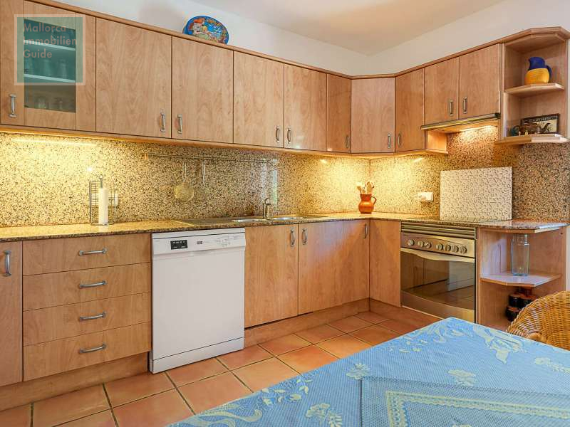 Einbauküche mit Essbereich