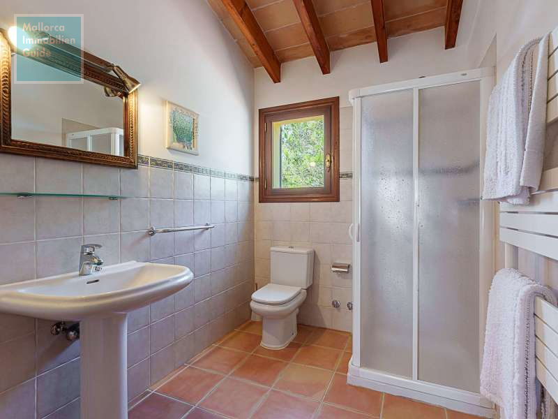 Badezimmer mit Dusche