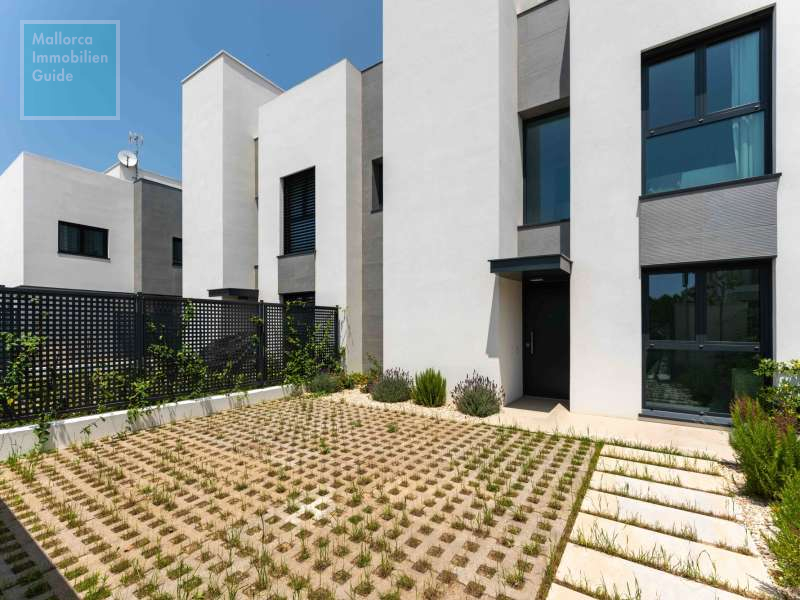 Eingangsbereich mit 2 Pkw- Stellplätzen