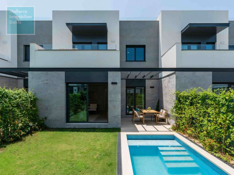 ...mit Garten und Pool