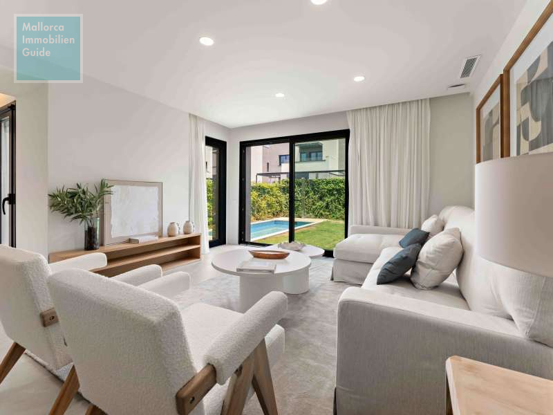 Helles Wohnzimmer mit Zugang zum Garten und Pool