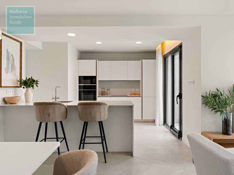 Offene und voll ausgestattete Küche mit Zugang zum Poolbereich