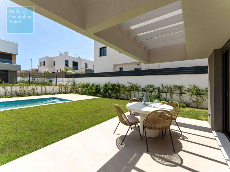 Terrasse und Poolbereich