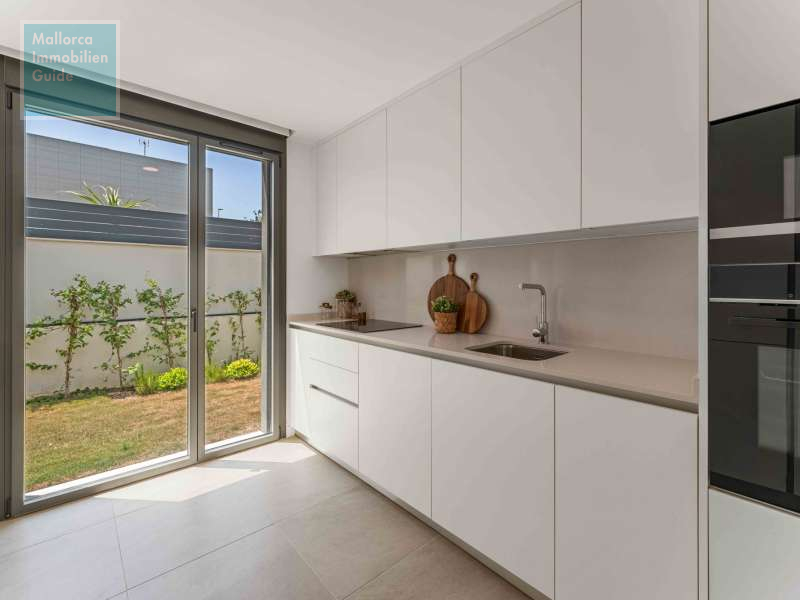 Moderne Küche mit Zugang zum Garten