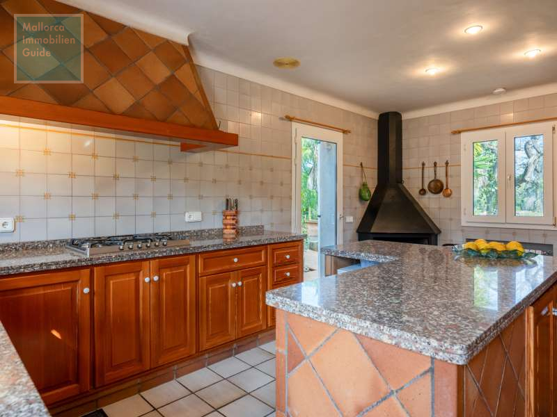 Küche mit Kaminofen