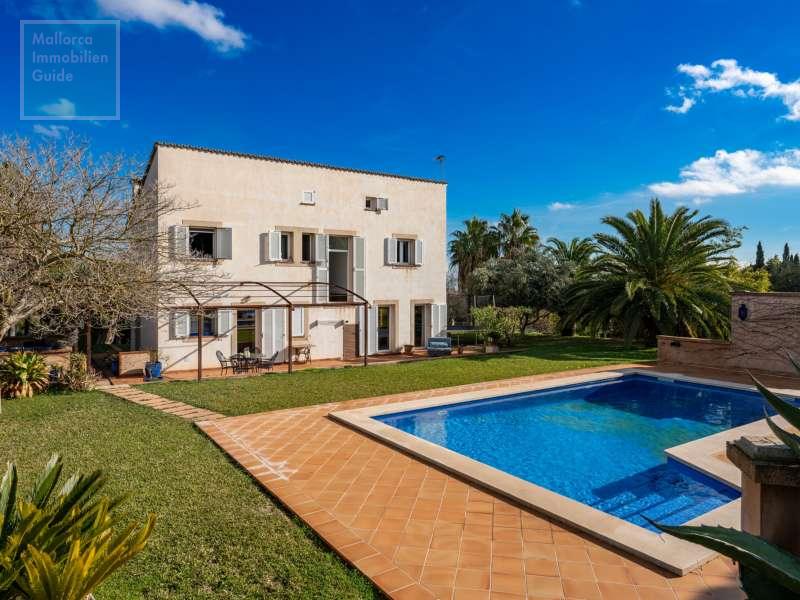 Haus, Garten und Poolbereich in Südlage