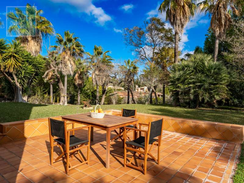 Terrasse mit Blick über das Grundstück