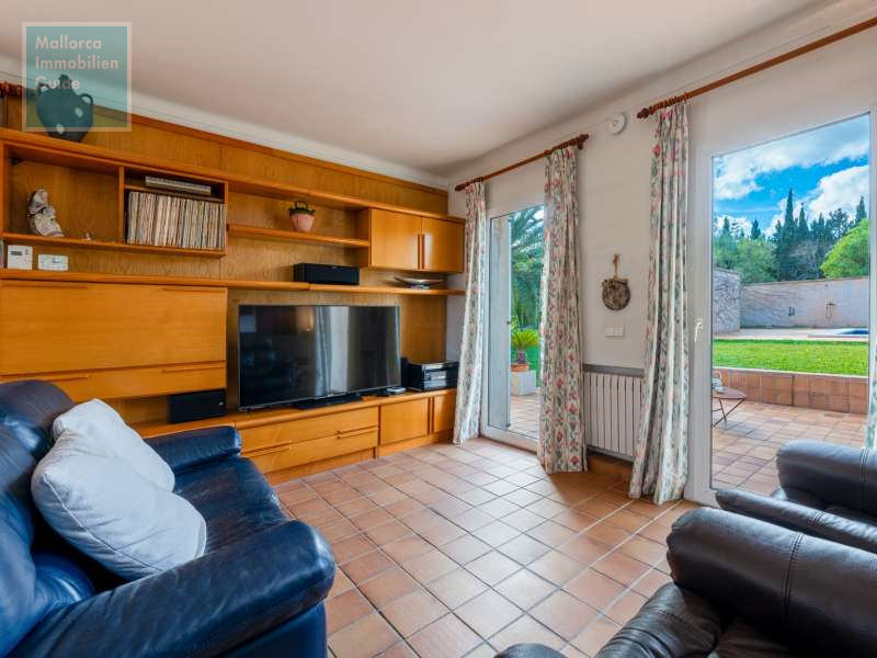 Wohnzimmer mit Zugang zum Garten