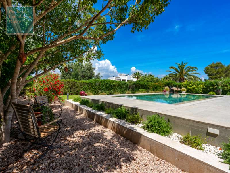 Poolbereich und Garten