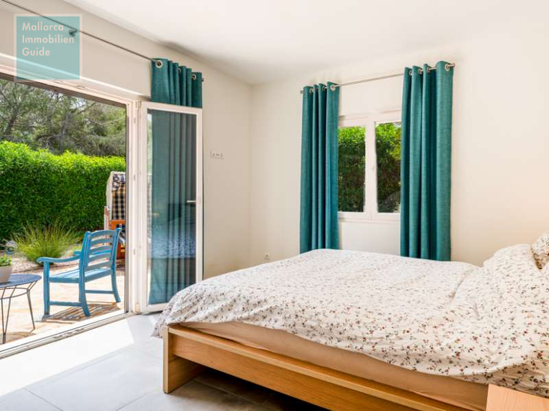 Schlafzimmer mit Zugang zur Terrasse